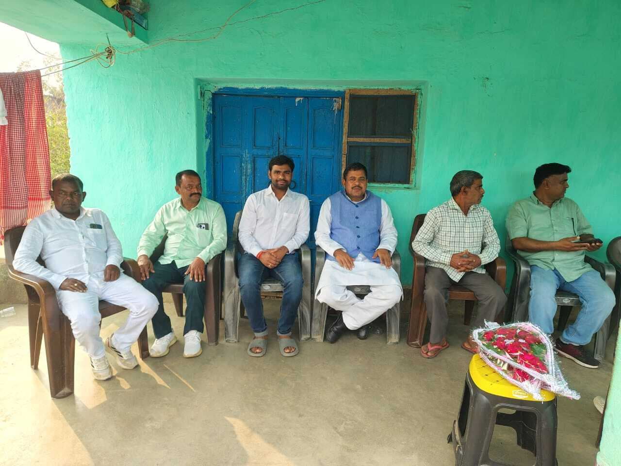 सांसद ने यूपीएससी में सफल मुकेश बरनवाल को खिलायी  मिठाई