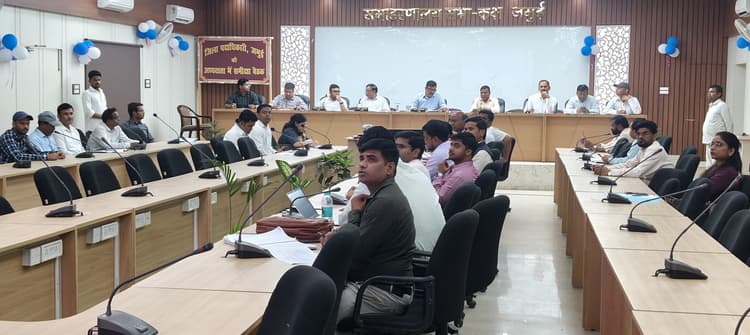 खेतों तक पानी पहुंचाने के लिए तकनीकी बाधाओं को तत्काल दूर करें : डीएम