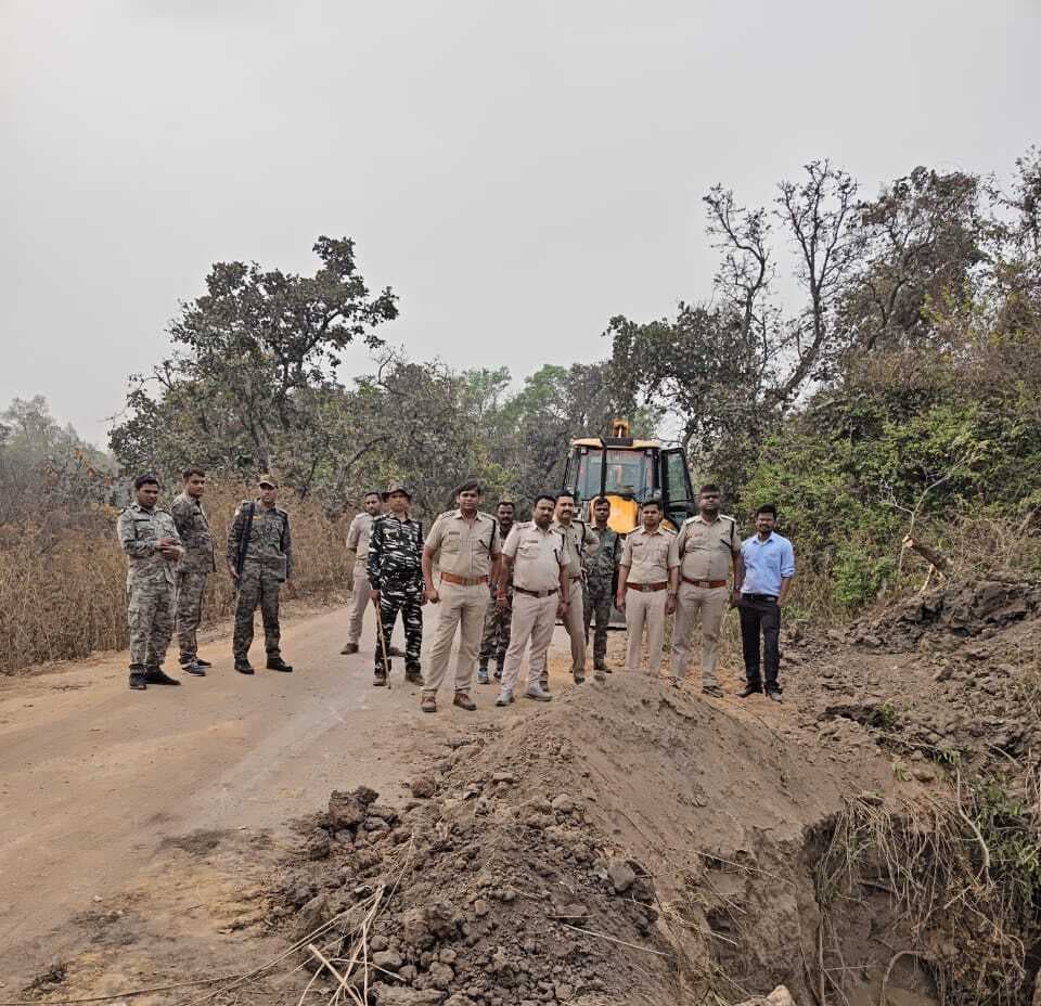 कास्ता पलास्थली स्थित अवैध कोयला खदान की गयी डोजरिंग