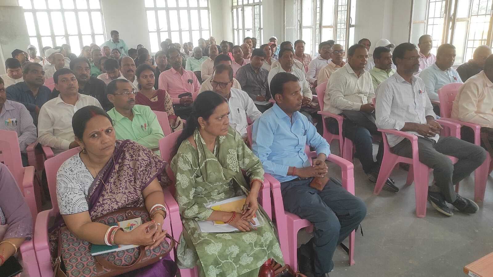 गुरु गोष्ठी में विद्यालय संचालन व विधि-व्यवस्था पर हुई चर्चा