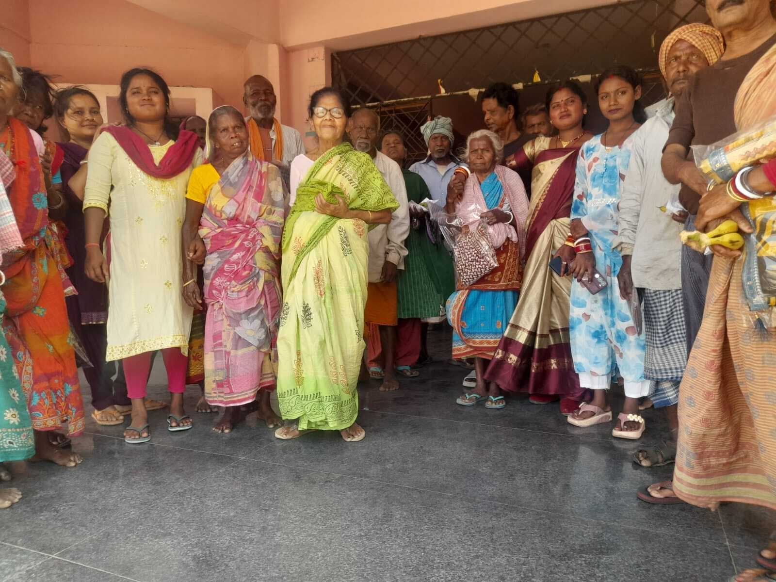 समाजसेवी ने बुजुर्गों के बीच बांटे फल और कपड़े