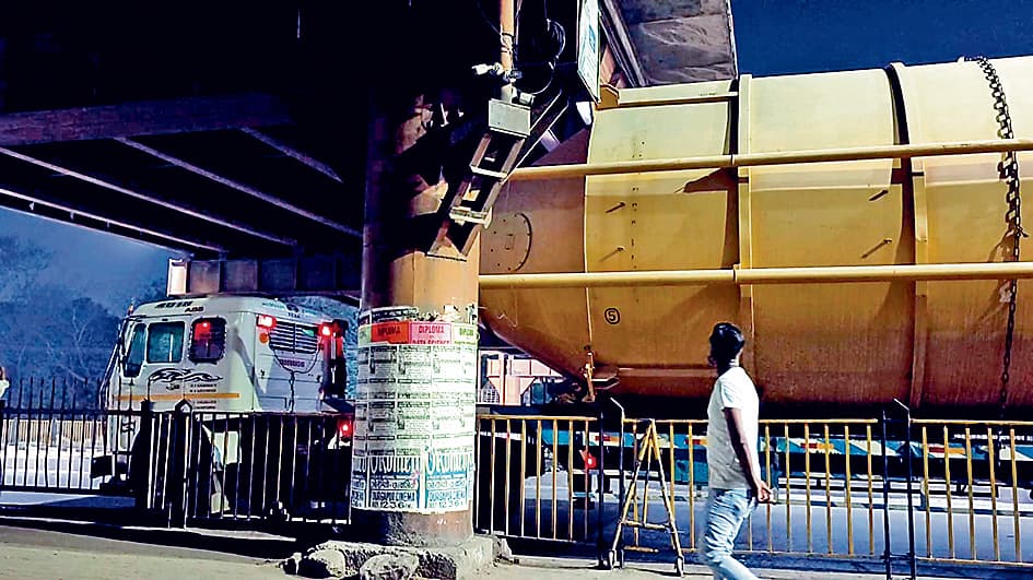 मेनगेट फ्लाइओवर में फंसा कंक्रीट मिक्सिंग वैन, जाम रहा जीटी रोड