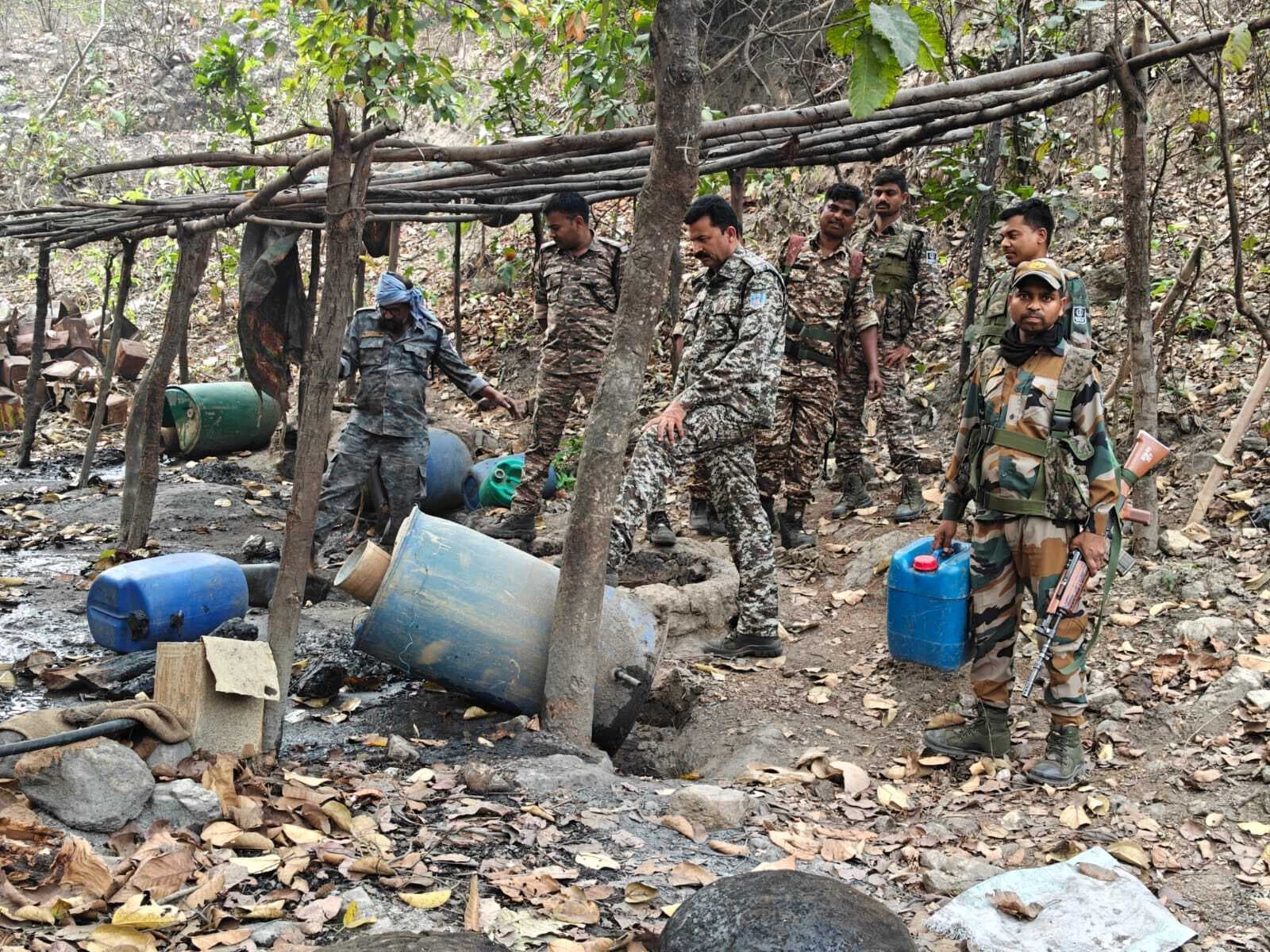 Giridih News :अवैध देसी शराब की तीन भट्ठियों को पुलिस ने किया ध्वस्त