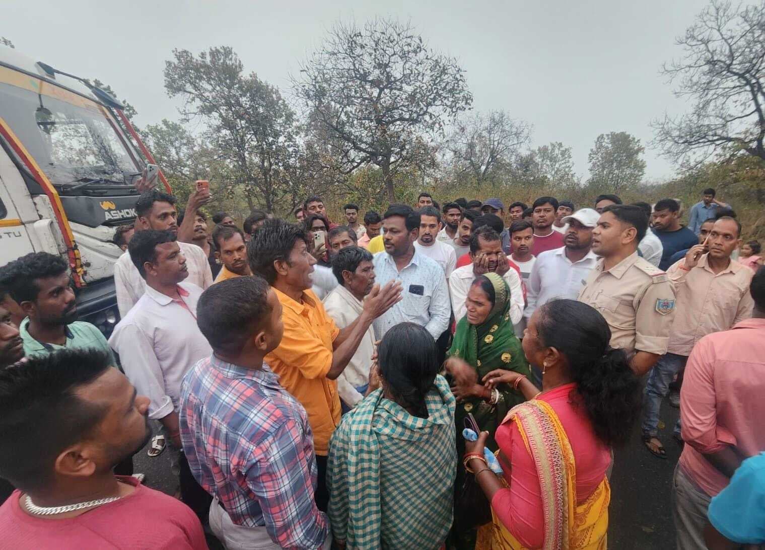 Bokaro News: : छाई लदे हाइवा ने बाइक सवार को कुचला, एक की मौत, दो गंभीर