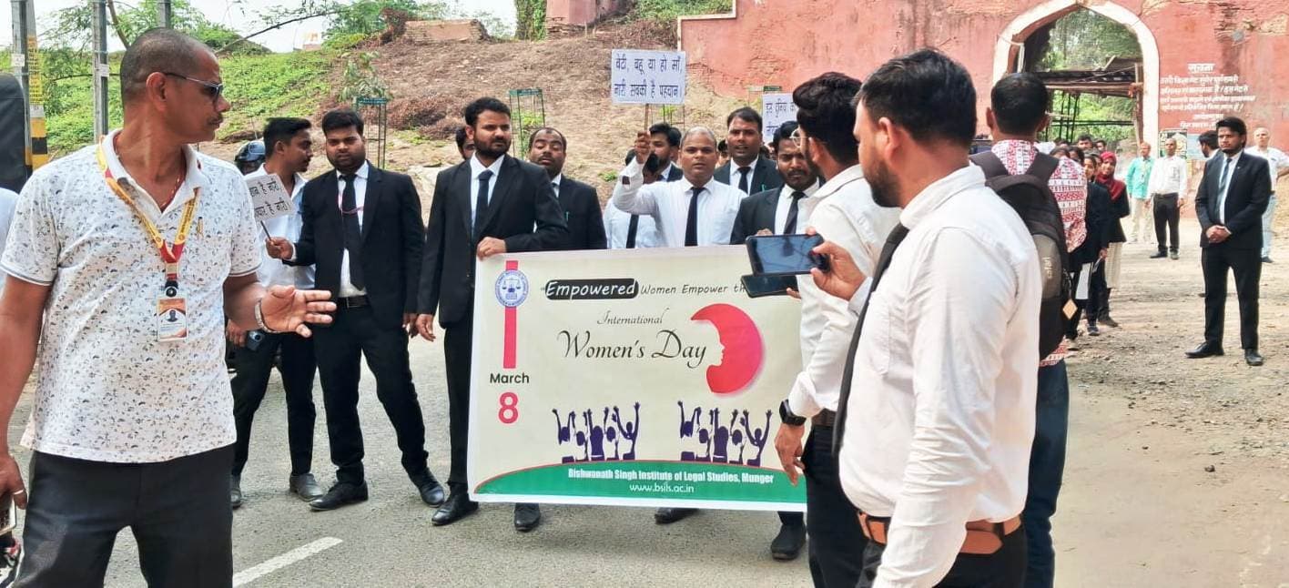 विधि के छात्रों ने भाषण व रैली के जरिए दिया नारी सशक्तिकरण का संदेश