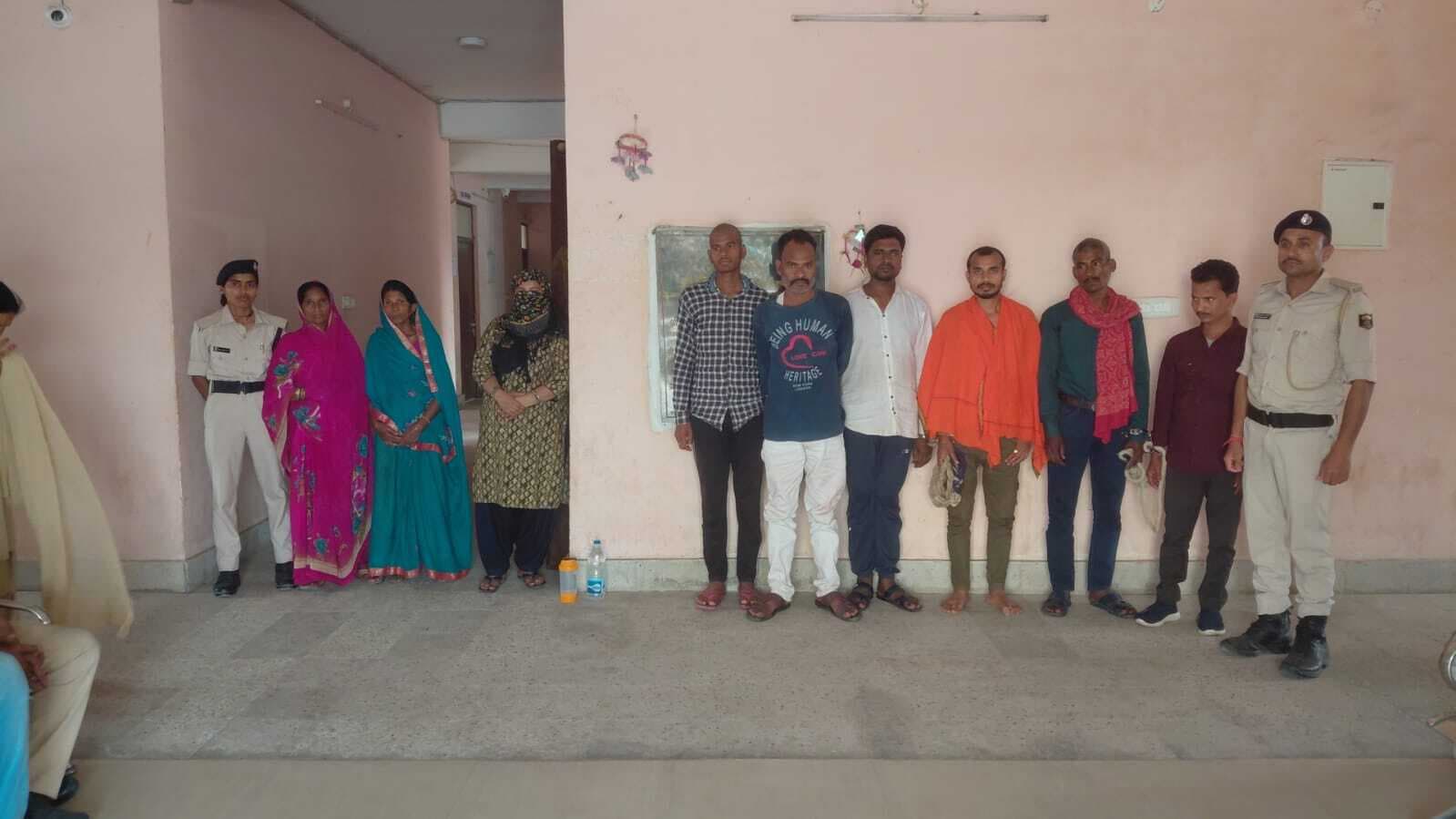 शराब के साथ दो महिला समेत पांच तस्कर गिरफ्तार