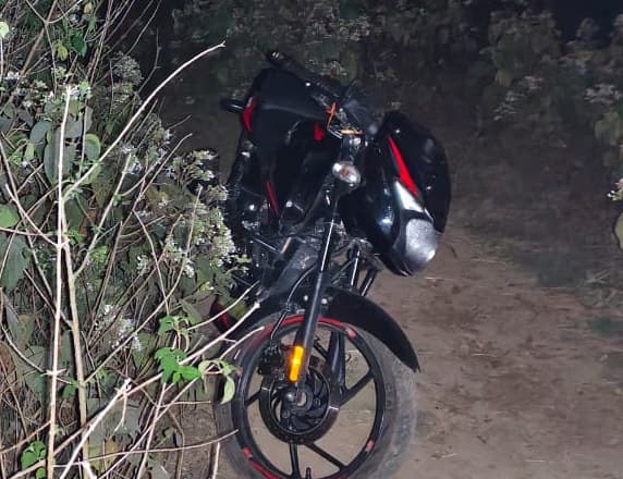 धनबह गांव के पास झाड़ी से लावारिस बाइक बरामद