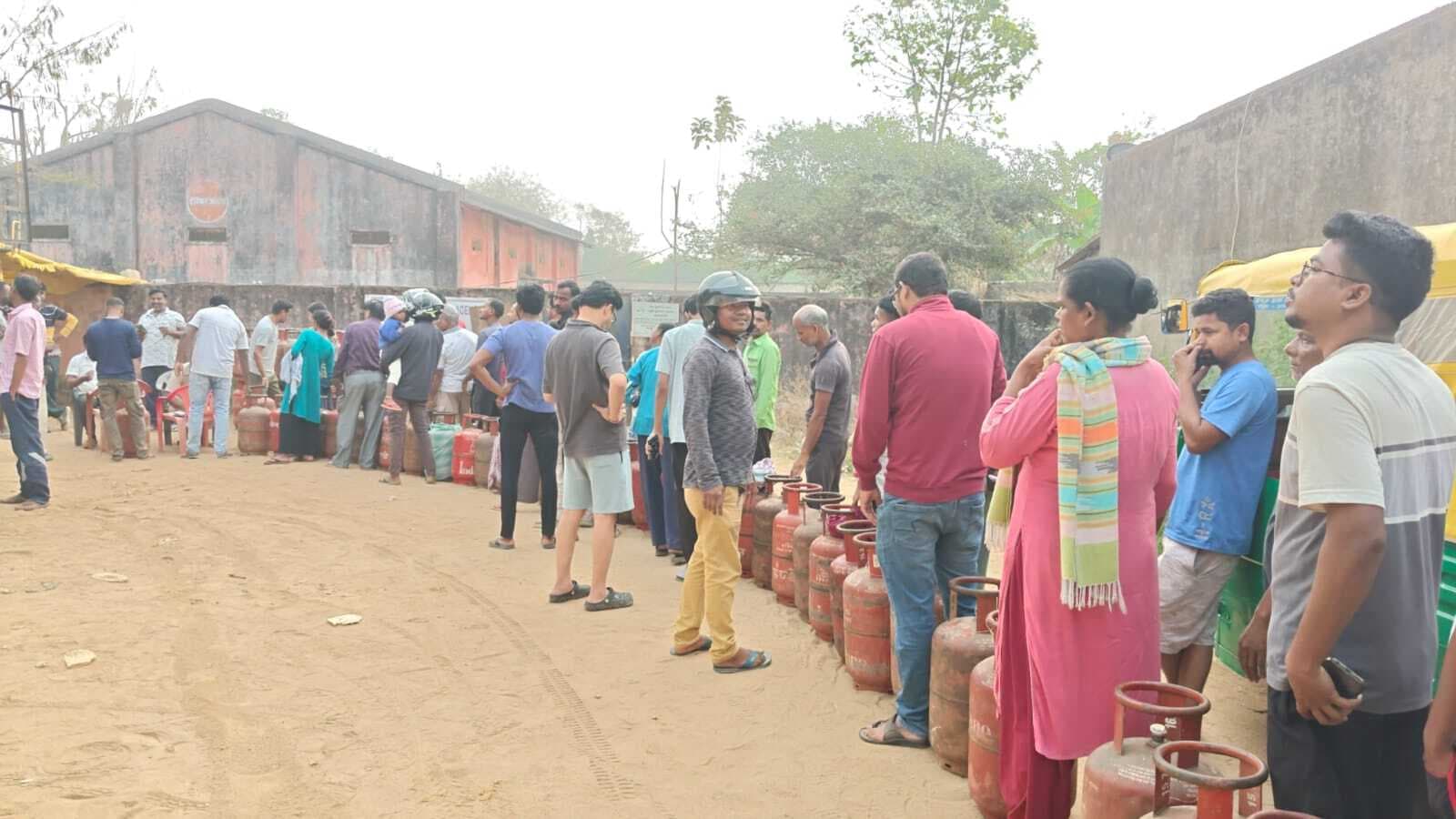 रसोई गैस सिलिंडर लेने के लिए लोगों की लगी कतार