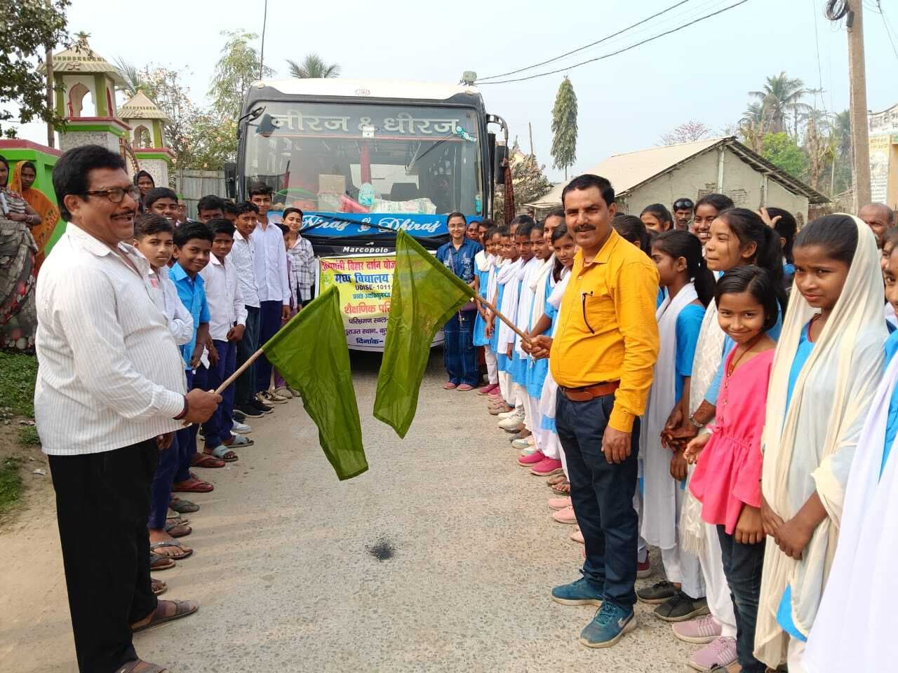 शिक्षा समिति के अध्यक्ष ने हरी झंडी दिखाकर परिभ्रमण दल रवाना