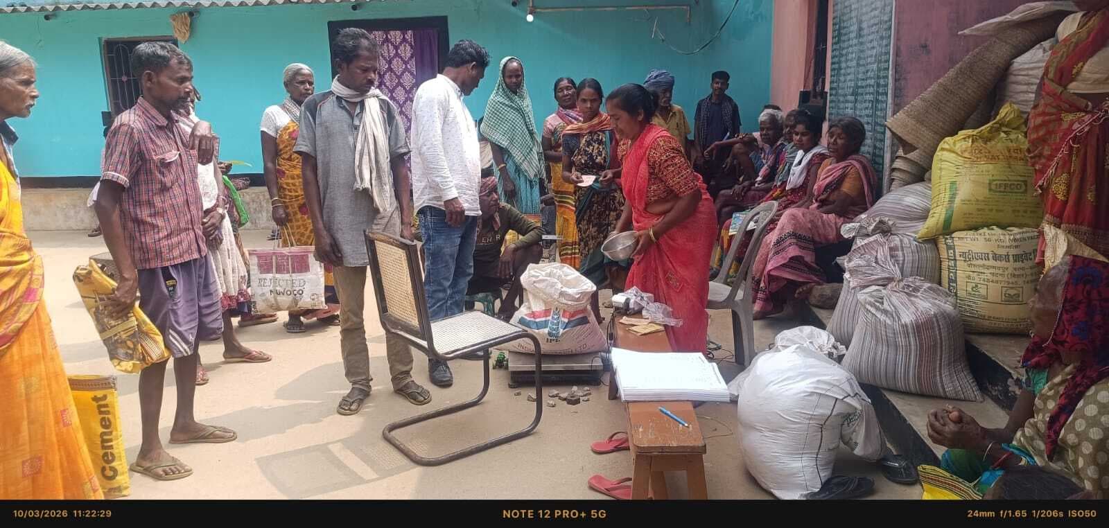 मुखिया ने किया पीडीएस दुकान का निरीक्षण