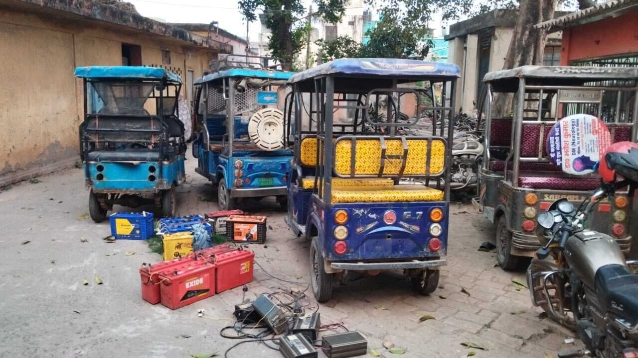 ई-रिक्शा चोर गिरोह का पर्दाफाश, चोरी के समान के साथ दो गिरफ्तार