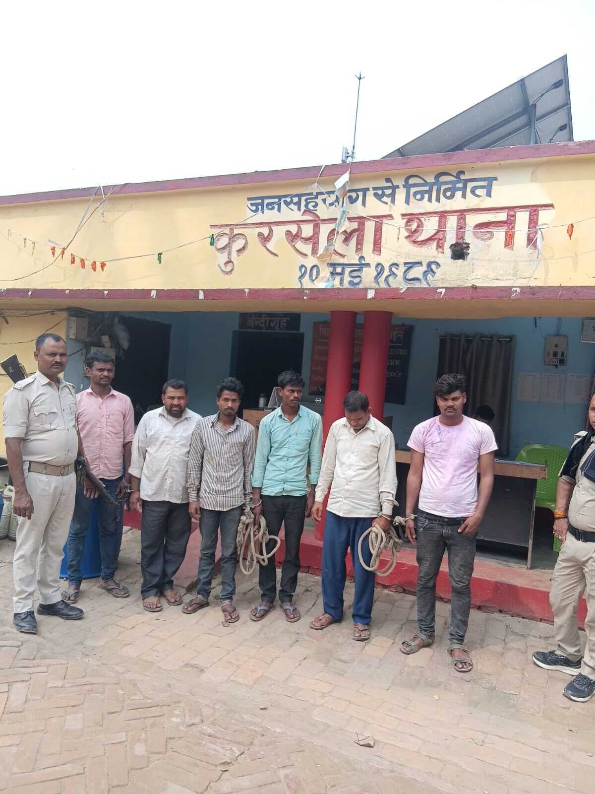 पुलिस ने डीसीएम ट्रक से 20 पशुओं को किया जब्त