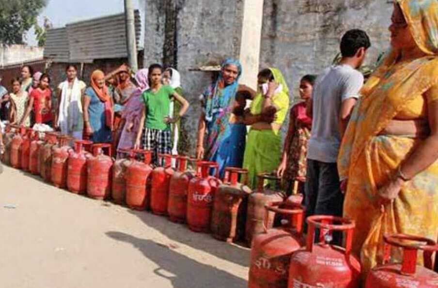 ईरान-अमेरिका युद्ध का असर, एलपीजी सिलिंडर के लिए गैस एजेंसियों पर उमड़ रही भीड़