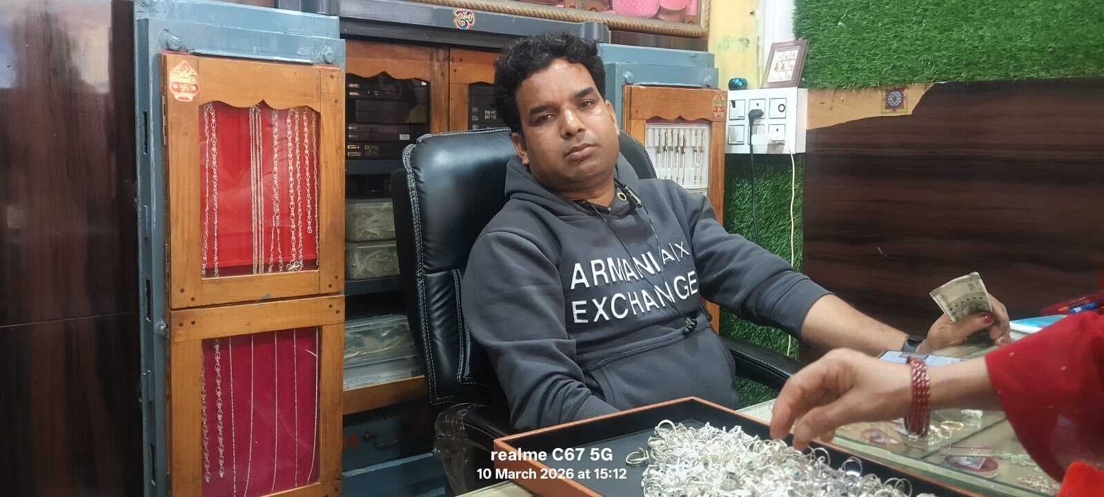 दुकानदार ने दिखाया साहस, गहनों से भरा बैग छोड़ भागे बदमाश