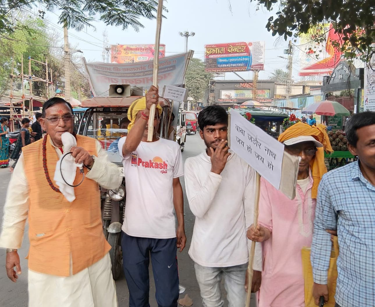 हॉट मिक्सिंग प्लांट को दूसरी जगह शिफ्ट कराने को लेकर सौंपा ज्ञापन