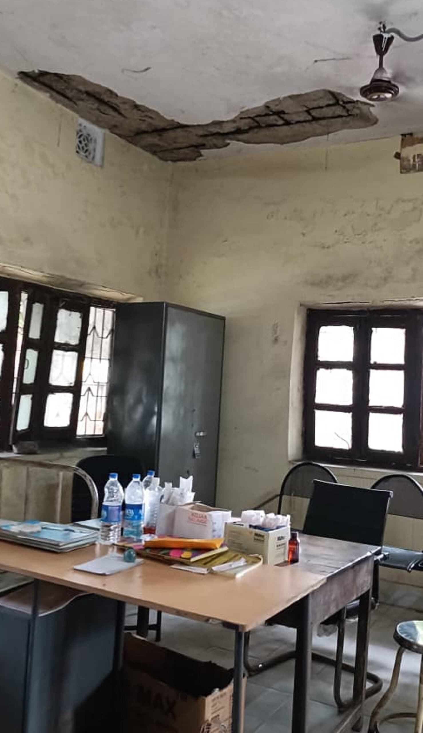 Bokaro News : राजकीय औषधालय का भवन जर्जर, सहमे रहते हैं मरीज