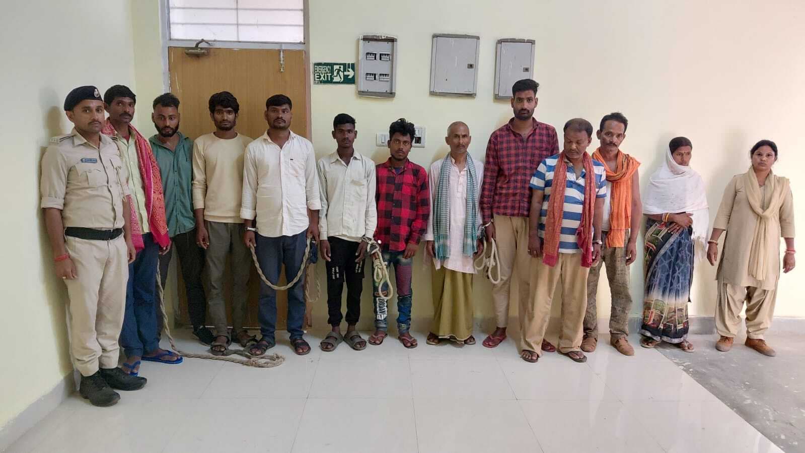 मद्य निषेध विभाग की छापेमारी में तीन तस्कर सहित 11 गिरफ्तार