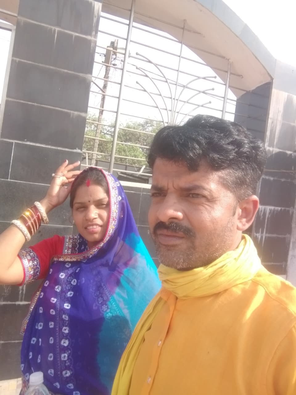 आपसी विवाद में पत्नी की हत्या कर फंदे से लटक गया पति