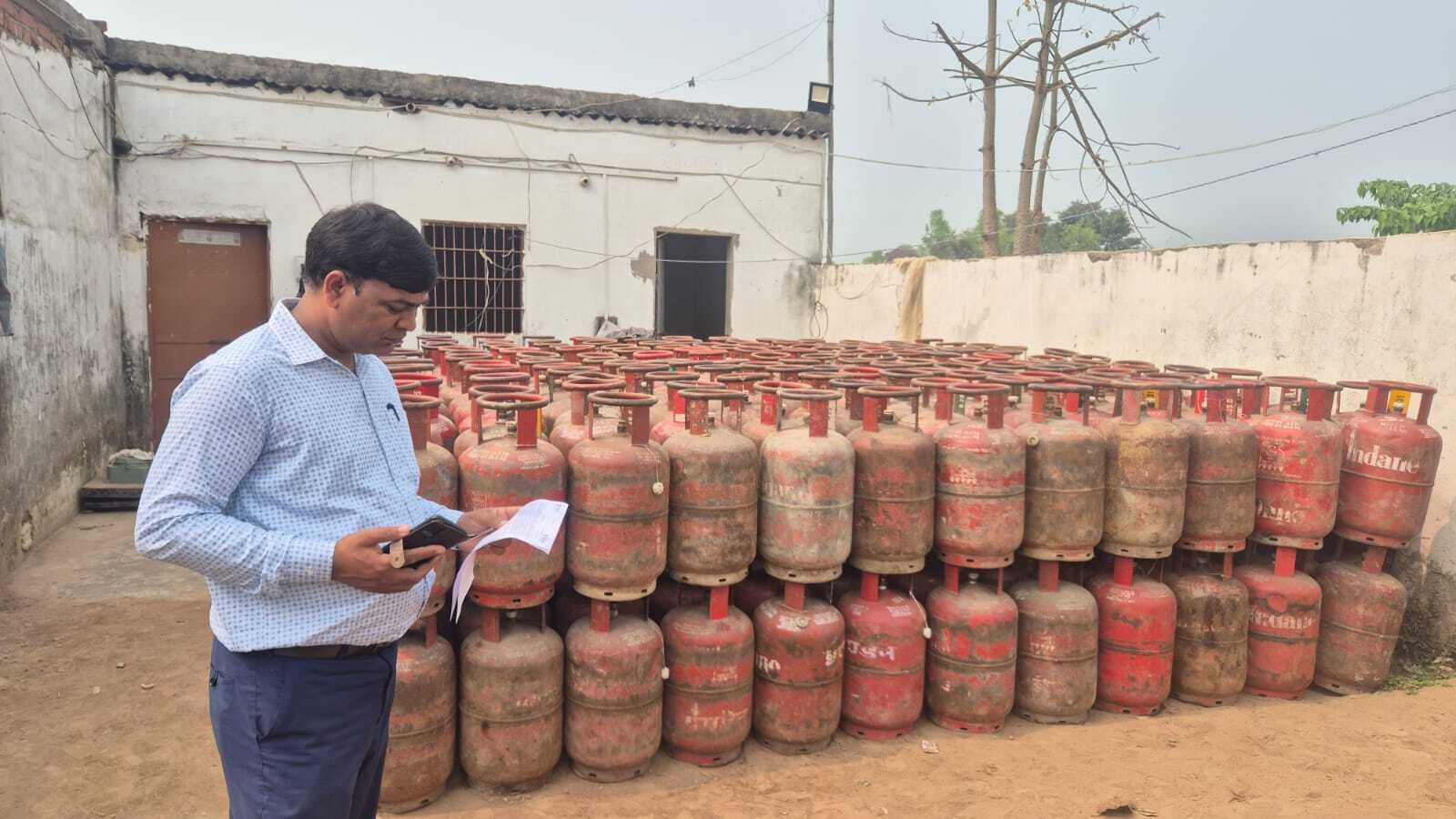 सुपौल में एलपीजी सिलिंडर की कमी नहीं, अफवाहों से बढ़ी मांग: जिला प्रशासन