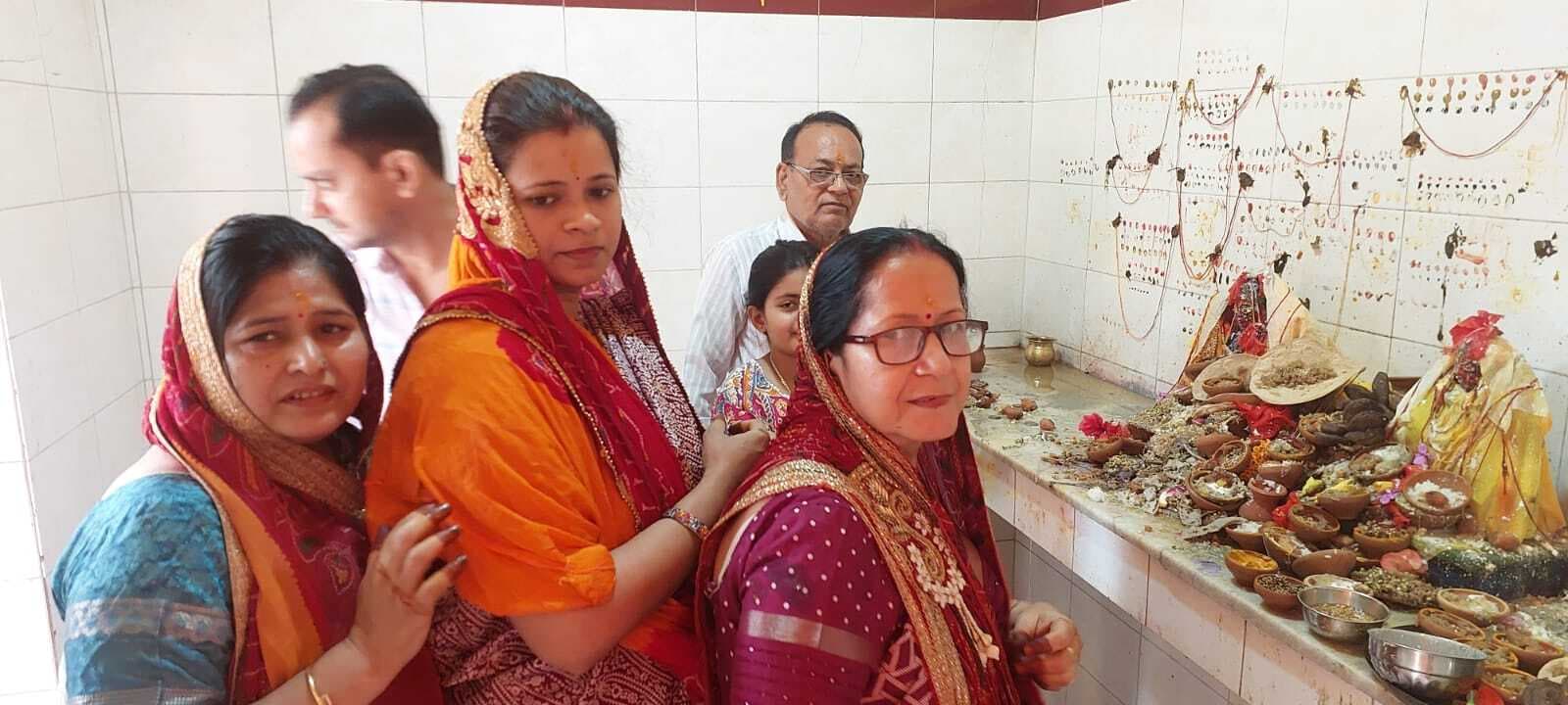 भक्तों ने की माता शीतला की पूजा