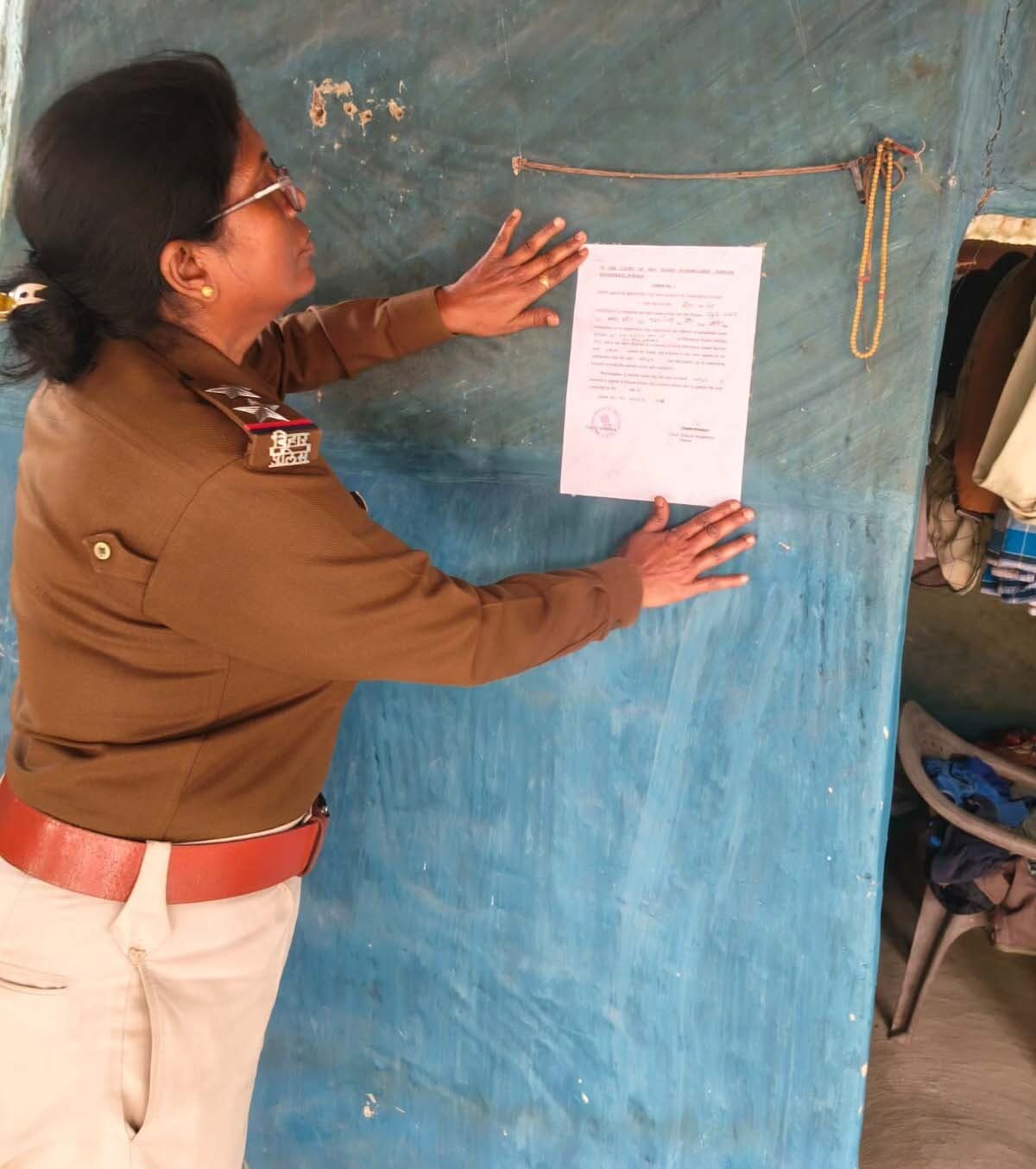 वारंटी के घर चिपकाया इश्तेहार