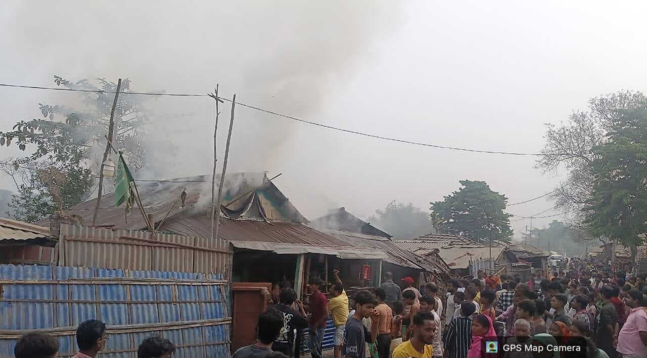 अगलगी की घटना में चार लोगों का घर जलकर राख, लाखों की संपत्ति जली