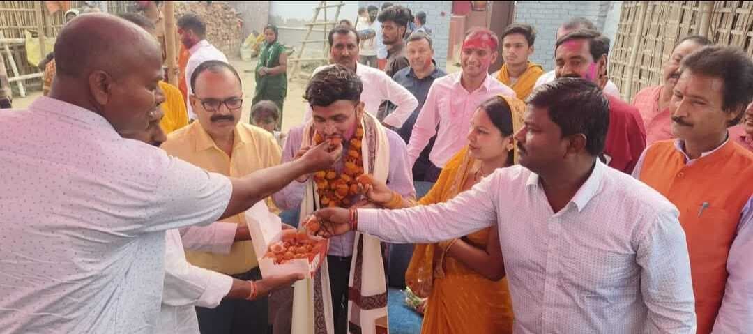 यूपीएससी में सफलता के बाद गुरुजनों का आशीर्वाद ली, परिजनों में खुशी