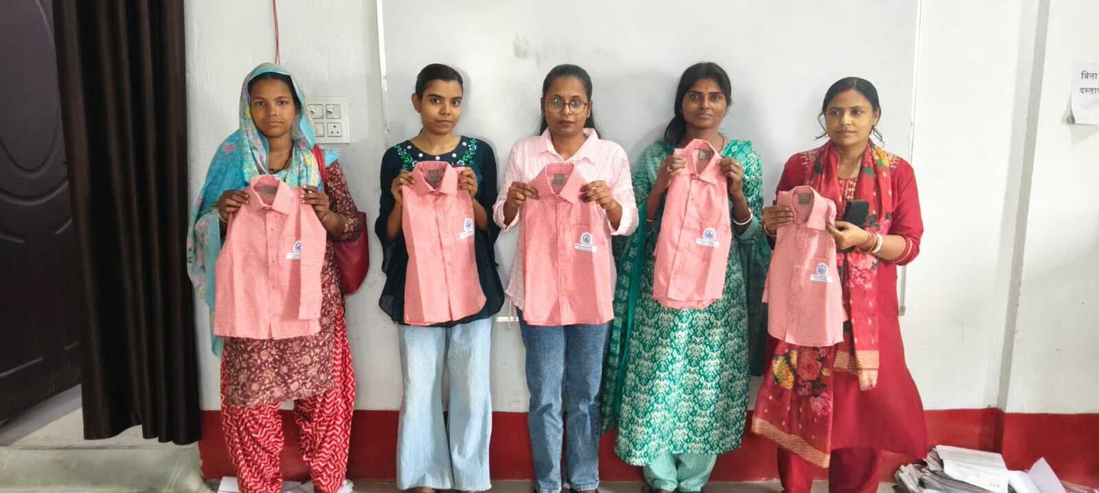 बारसोई में आंगनबाड़ी बच्चों के लिए वस्त्र सिलाई से जीविका को मिला रोजगार