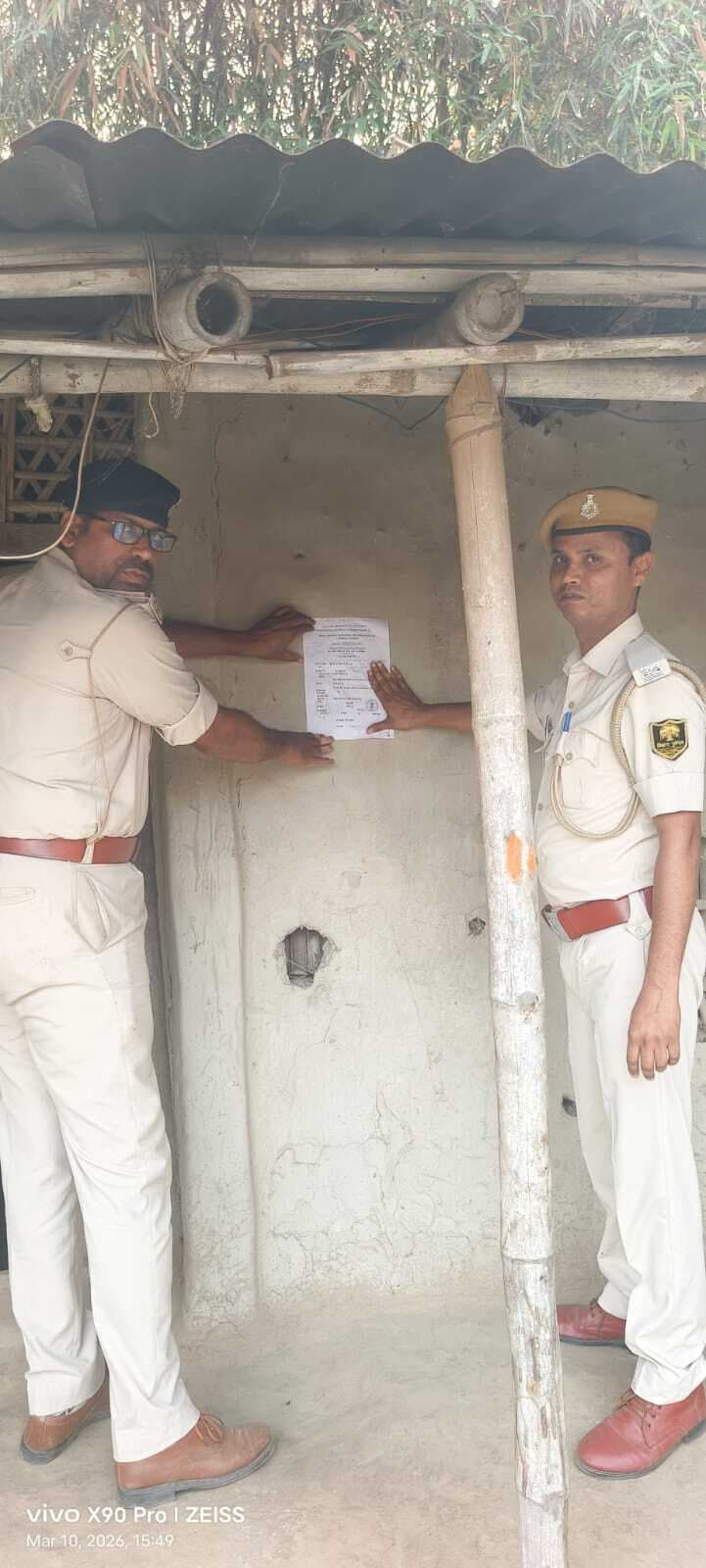 फरार अभियुक्त के घर फलका पुलिस ने इस्तिहार चस्पा किया