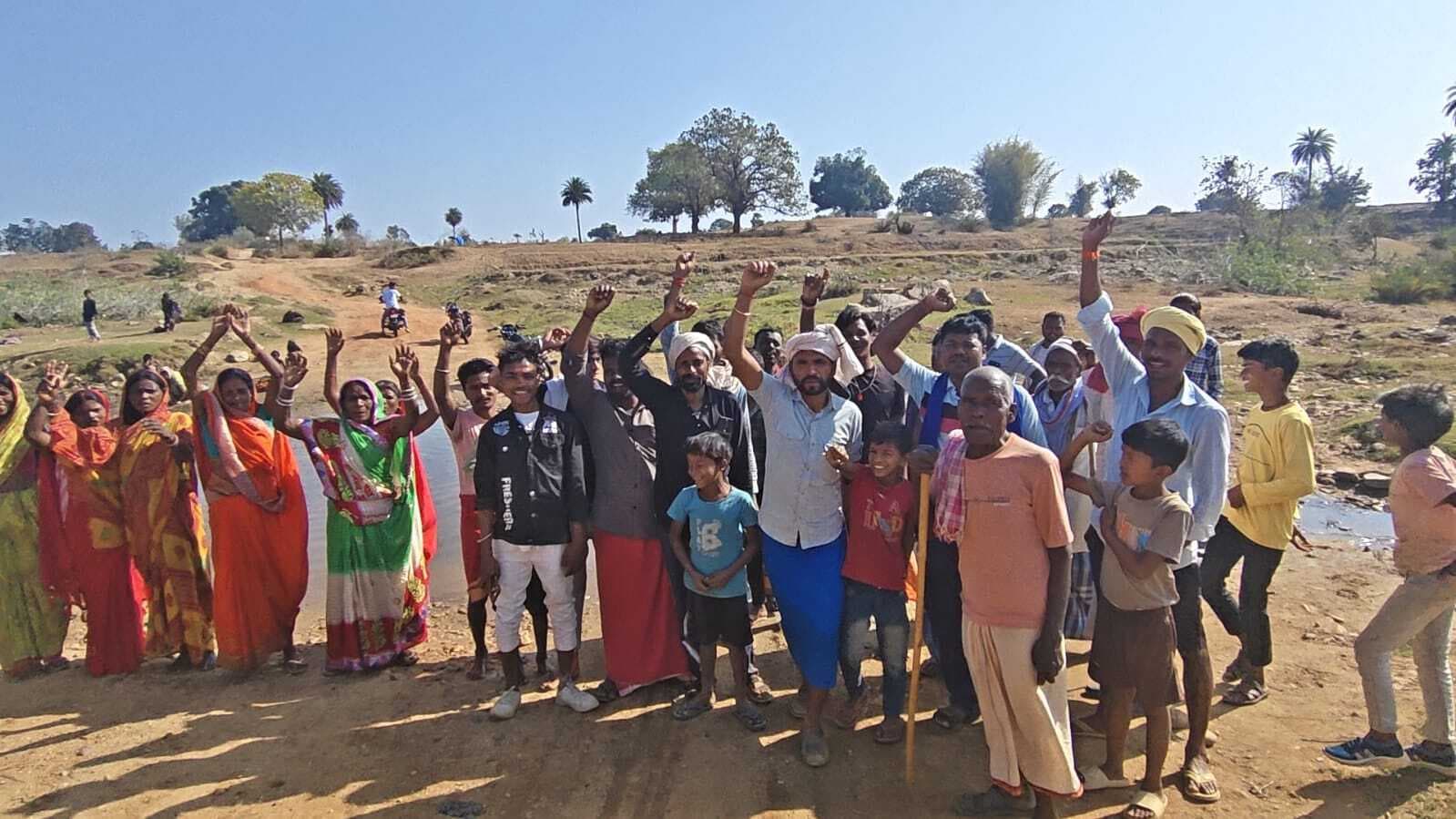 नदी पार कर स्कूल जाते हैं बच्चे, जान जोखिम में डाल गर्भवती महिलाएं जातीं हैं अस्पताल