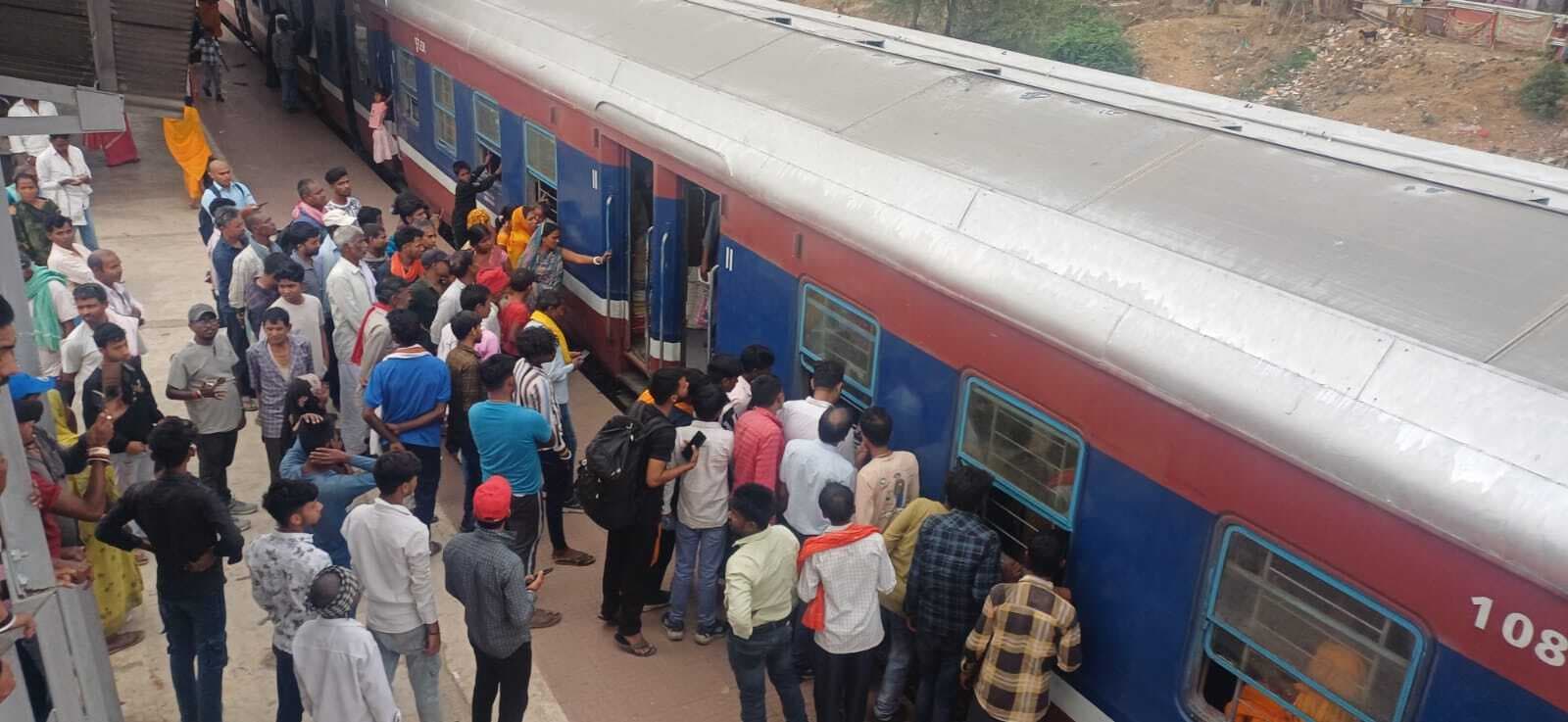 भागलपुर-हंसडीहा पैसेंजर ट्रेन में मिला 50 वर्षीय व्यक्ति का शव, मंदार हिल स्टेशन पर मचा हड़कंप