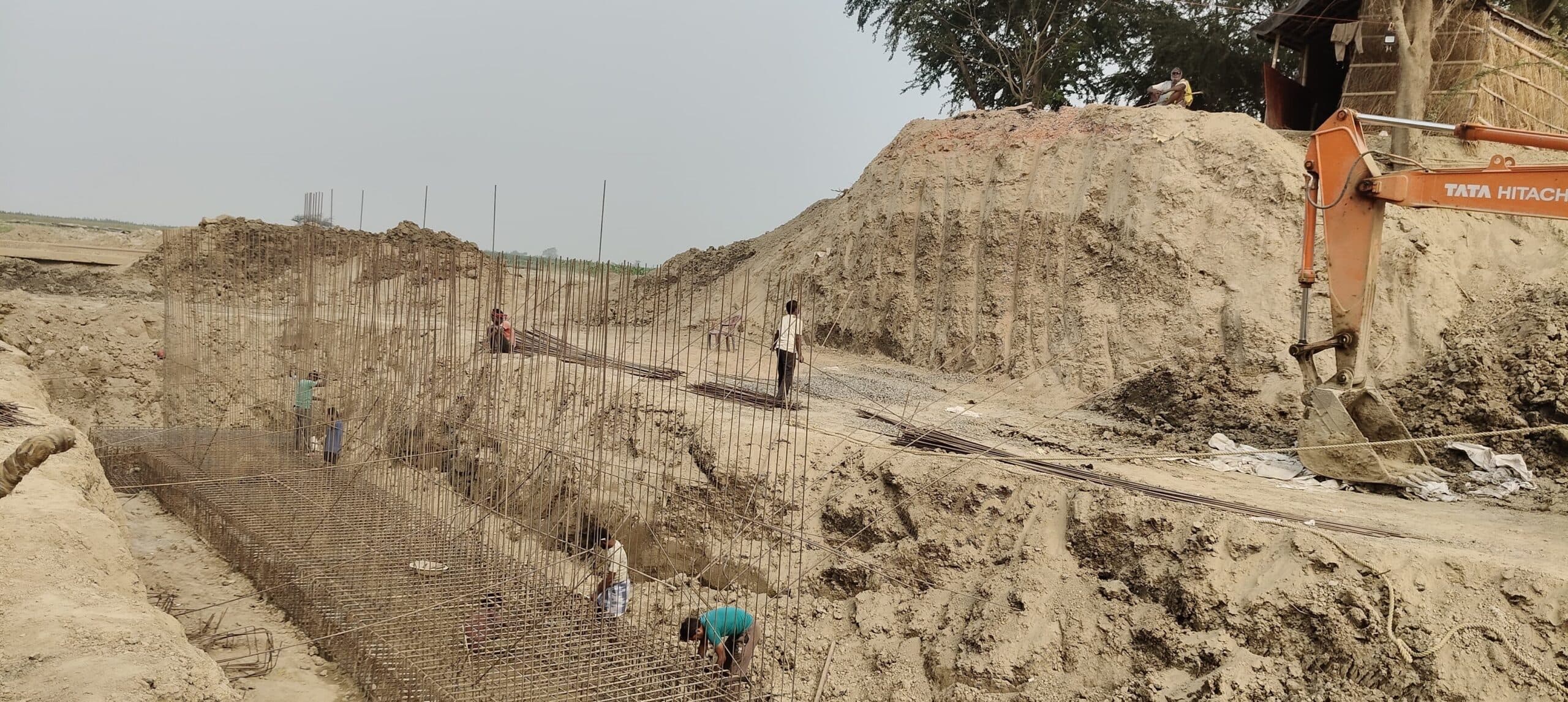 पसराहा में जल निकासी के लिए दूसरे स्लूइस गेट का निर्माण तेज, किसानों ने उठायी नहर की मांग