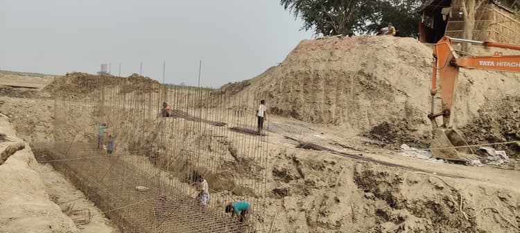 पसराहा में जल निकासी के लिए दूसरे स्लूइस गेट का निर्माण तेज, किसानों ने उठायी नहर की मांग