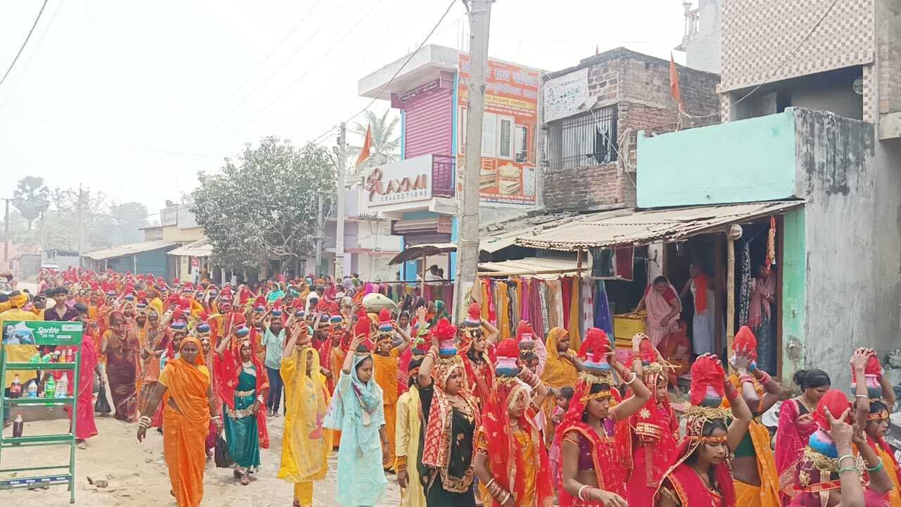 तीन दिवसीय रामधुनी यज्ञ को लेकर निकाली गई कलश शोभा यात्रा