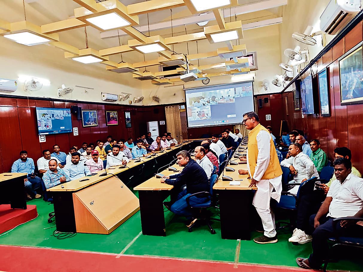 अफवाहों से बाजार में अफरातफरी, एजेंसियों के बाहर उमड़ रही भीड़