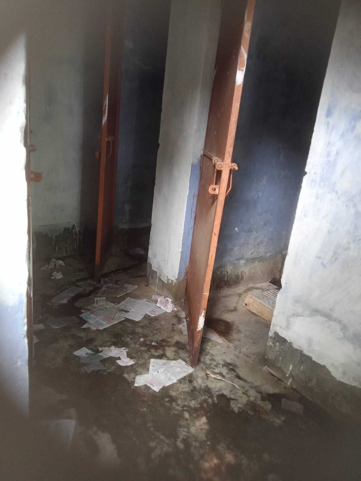 कोसी कॉलेज परिसर में फैली गंदगी, नहीं होती नियमित साफ-सफाई, सीलबंद पानी पीने को विवश हैं छात्र