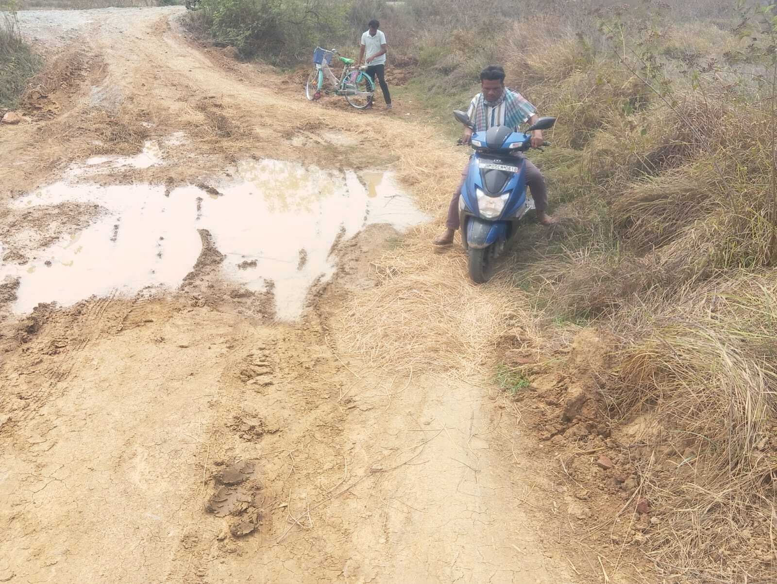 East Singhbhum News : मुसाबनी : कुइलीसूता-बाकड़ा मार्ग पर पुलिया अधूरी, डायवर्सन पर फंस रहे वाहन, परेशानी