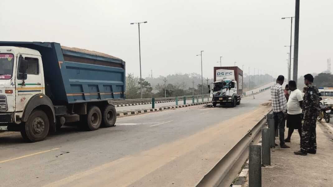 East Singhbhum News : खड़े ट्रक से टकराया कंटेनर हरियाणा के चालक की मौत