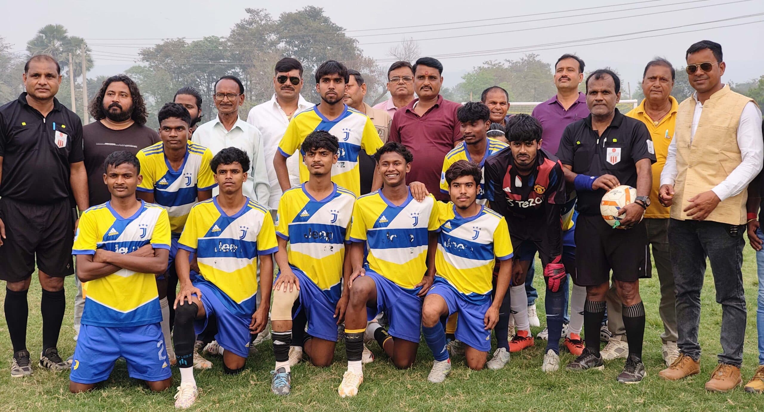 पहले सेमीफाइनल मैच में आशीर्वाद क्लब शीतलपुर विजयी