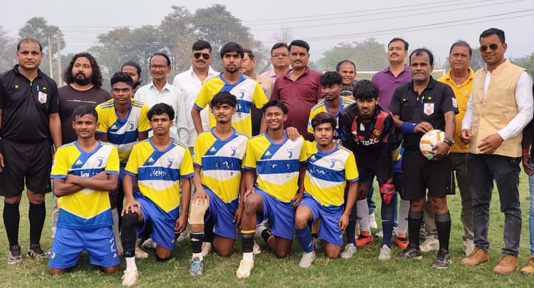 पहले सेमीफाइनल मैच में आशीर्वाद क्लब शीतलपुर विजयी