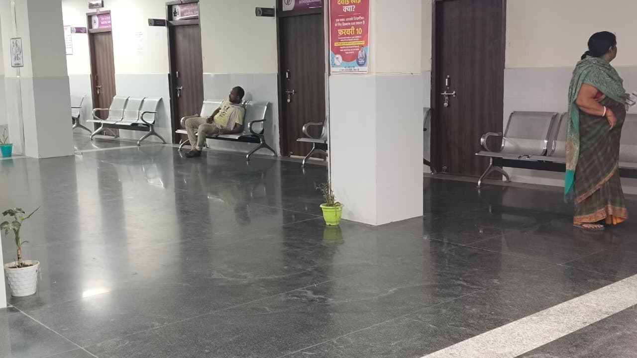 बदहाली : 9 बजे ओपीडी का समय, डॉक्टर साहब 9.30 बजे तक नदारद