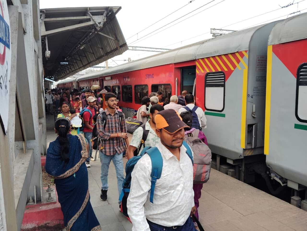 Dhanbad News: छह घंटे विलंब से खुली धनबाद-पटना इंटरसिटी एक्सप्रेस