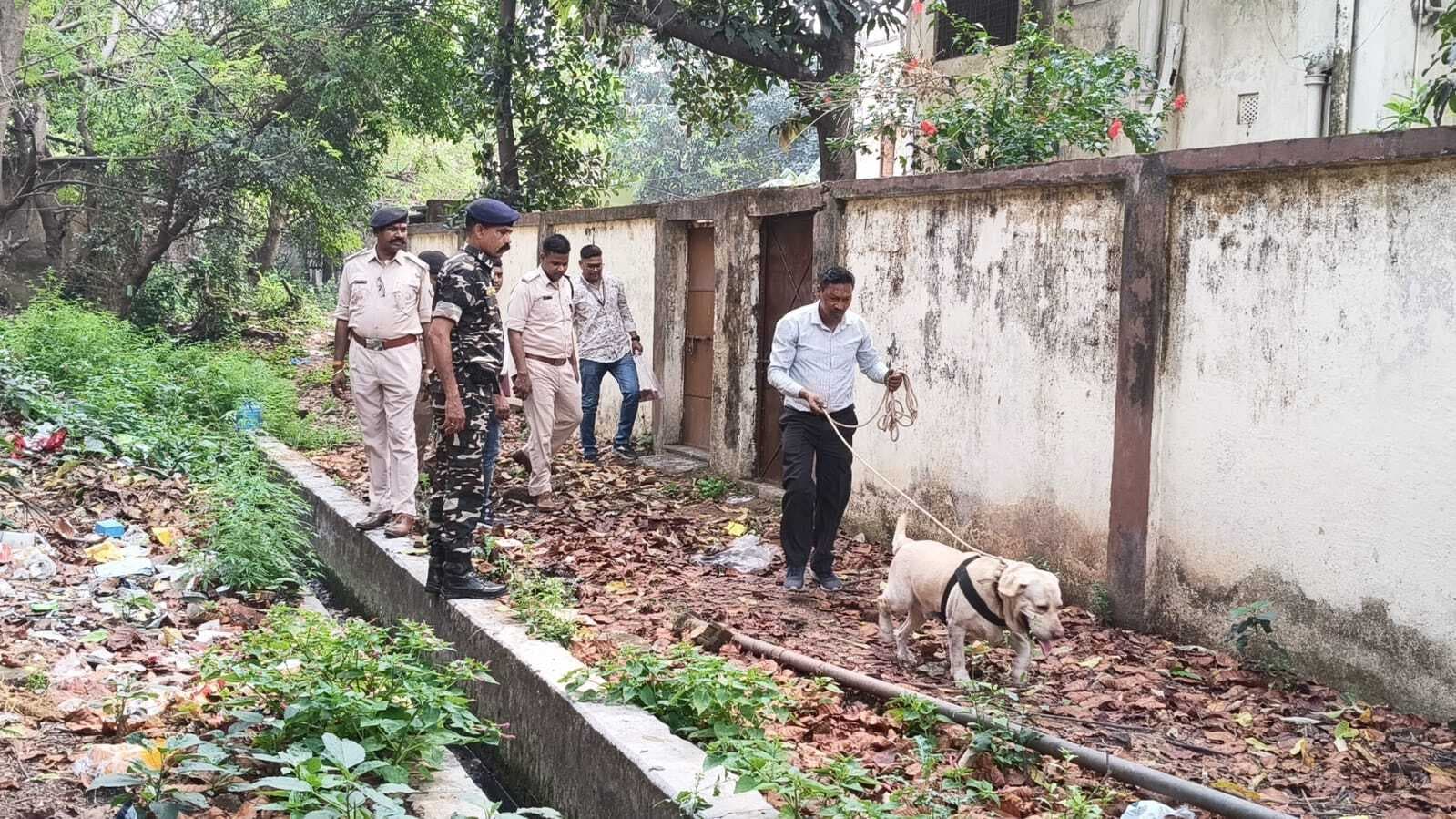 Dhanbad News: डुमरा की ज्वेलरी दुकान से 16.60 लाख के जेवरात की चोरी