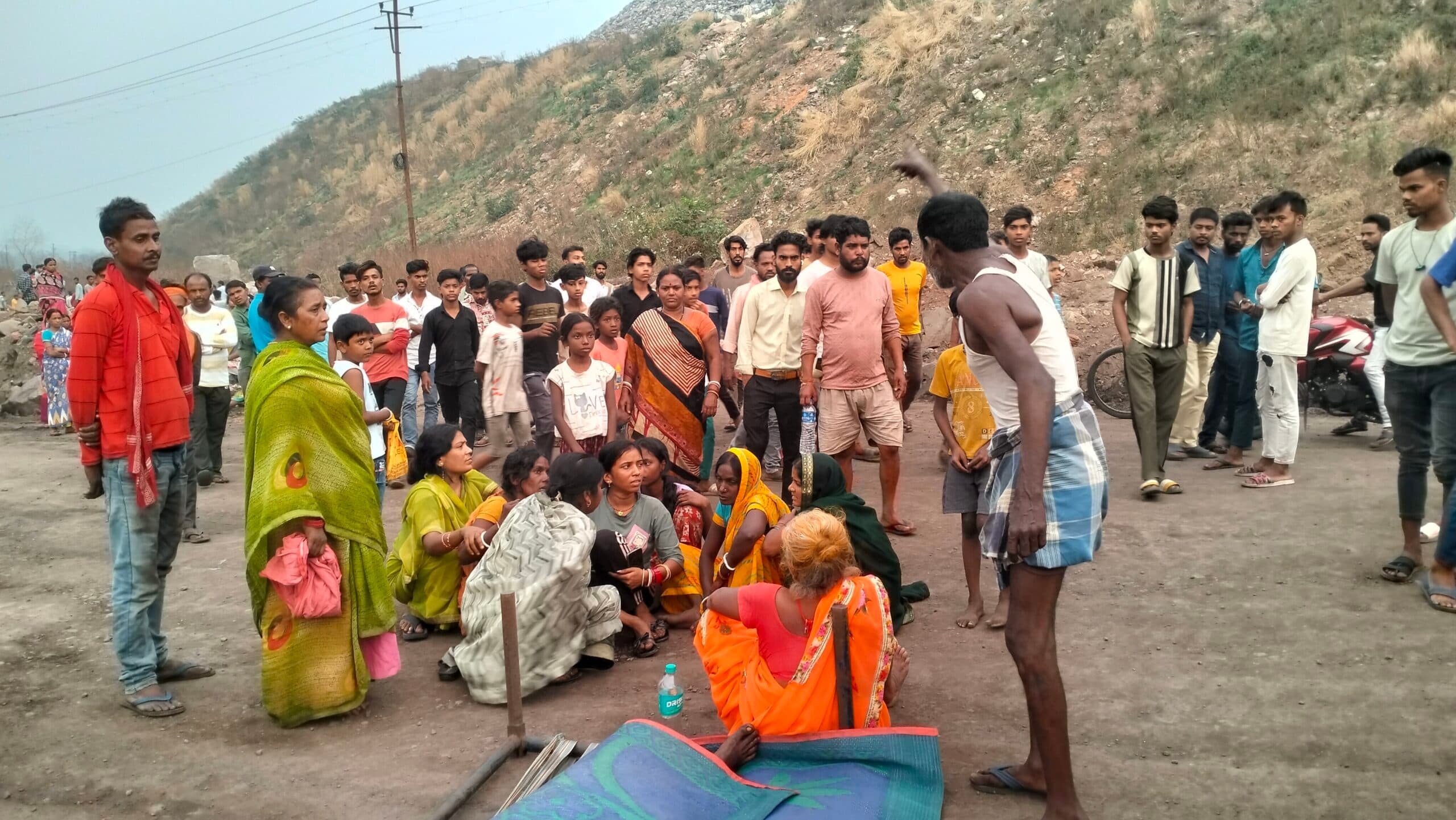 Dhanbad News: डंपर की चपेट में आने से स्कूटी सवार किशोर की मौत, हंगामा