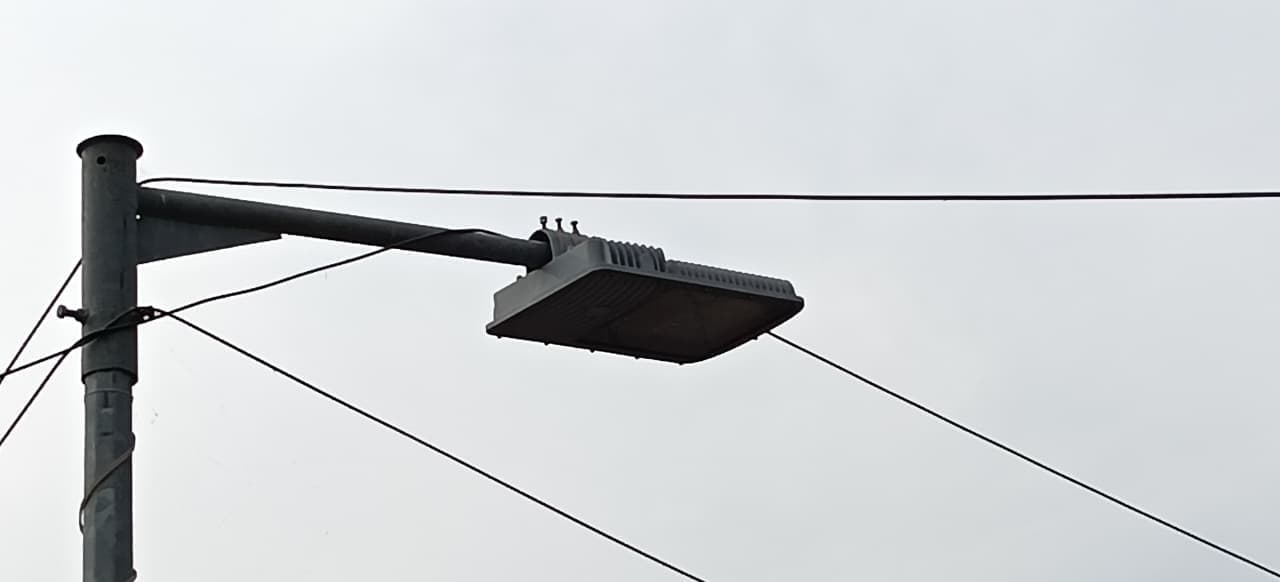 मरम्मत के अभाव में खराब पड़ीं शहर की लाइटें, मुख्य सड़कों व मुहल्लों में पसरा अंधेरा