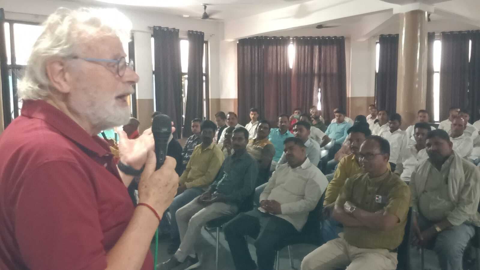 बच्चों के सर्वांगीण विकास में पेरेंट्स व विद्यालय की भूमिका महत्वपूर्ण