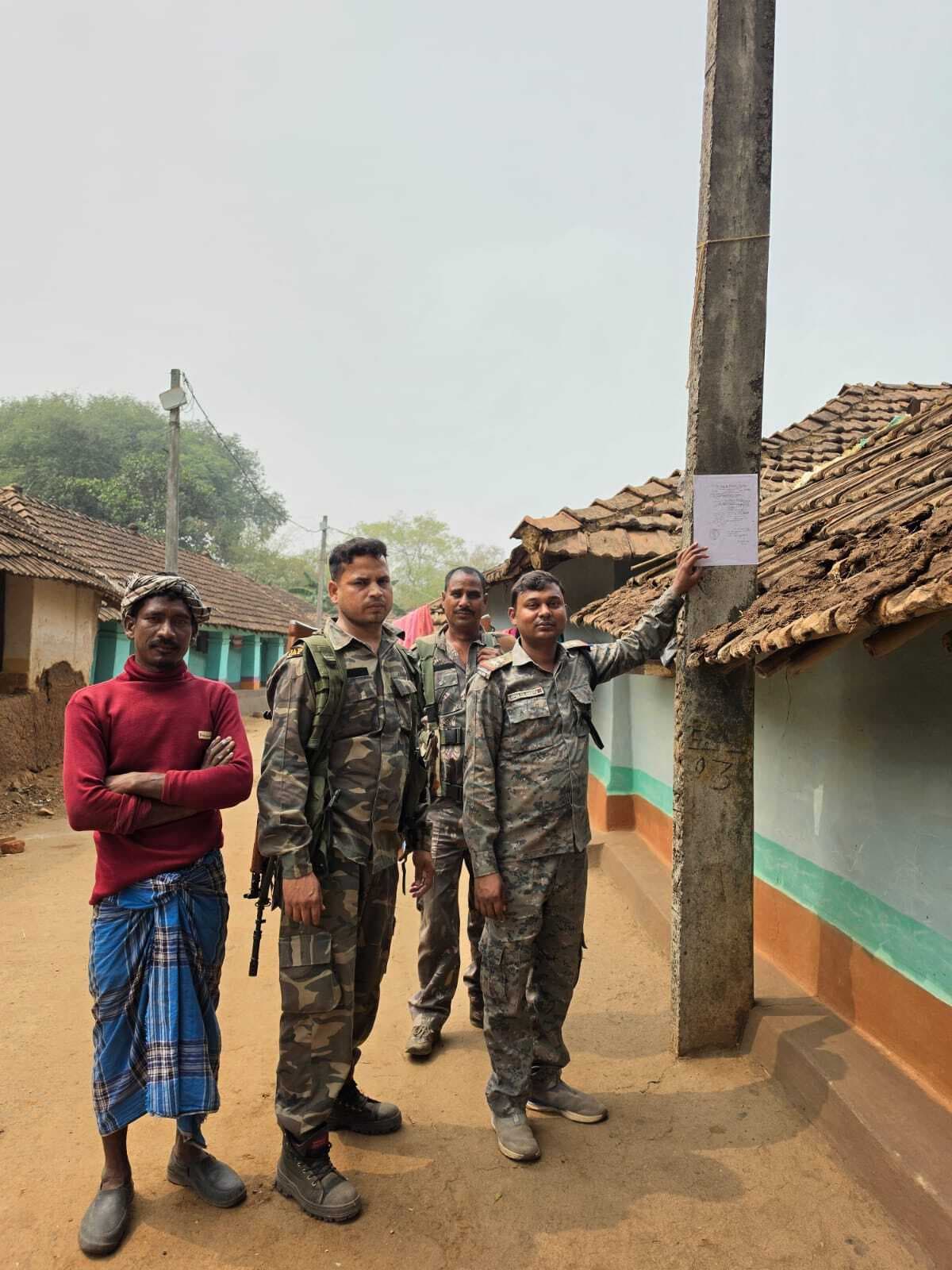 डकैती के फरार आरोपी के घर पुलिस ने चिपकाया इश्तेहार