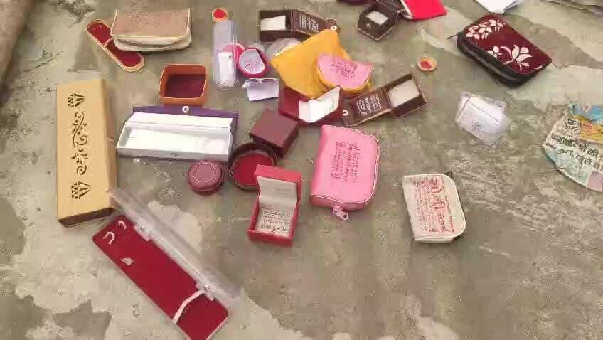 घर का ताला तोड़कर 20 लाख के जेवरात व डेढ़ लाख नकद उड़ाया