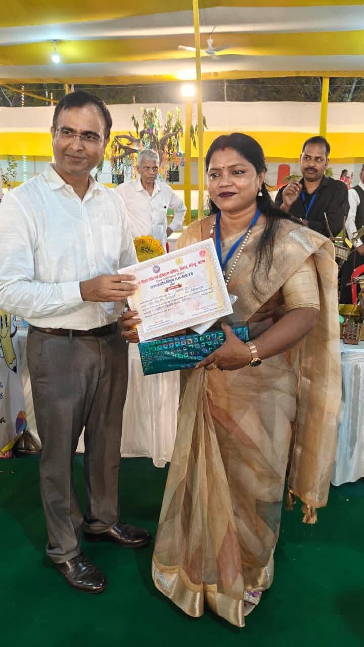 राज्य स्तरीय निपुण टीएलएम मेला 3.0 में प्रधान शिक्षिका को मिला सम्मान