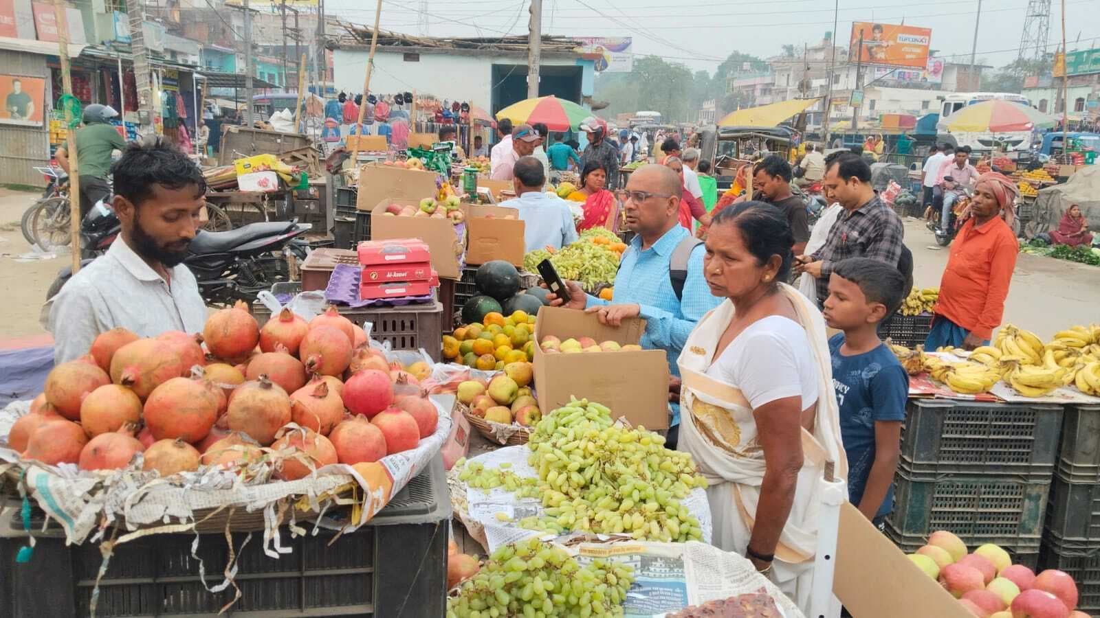 सेब 250 रुपये किलो, केला 150 रुपये दर्जन पहुंचा, सब्जियों के दाम भी आसमान पर